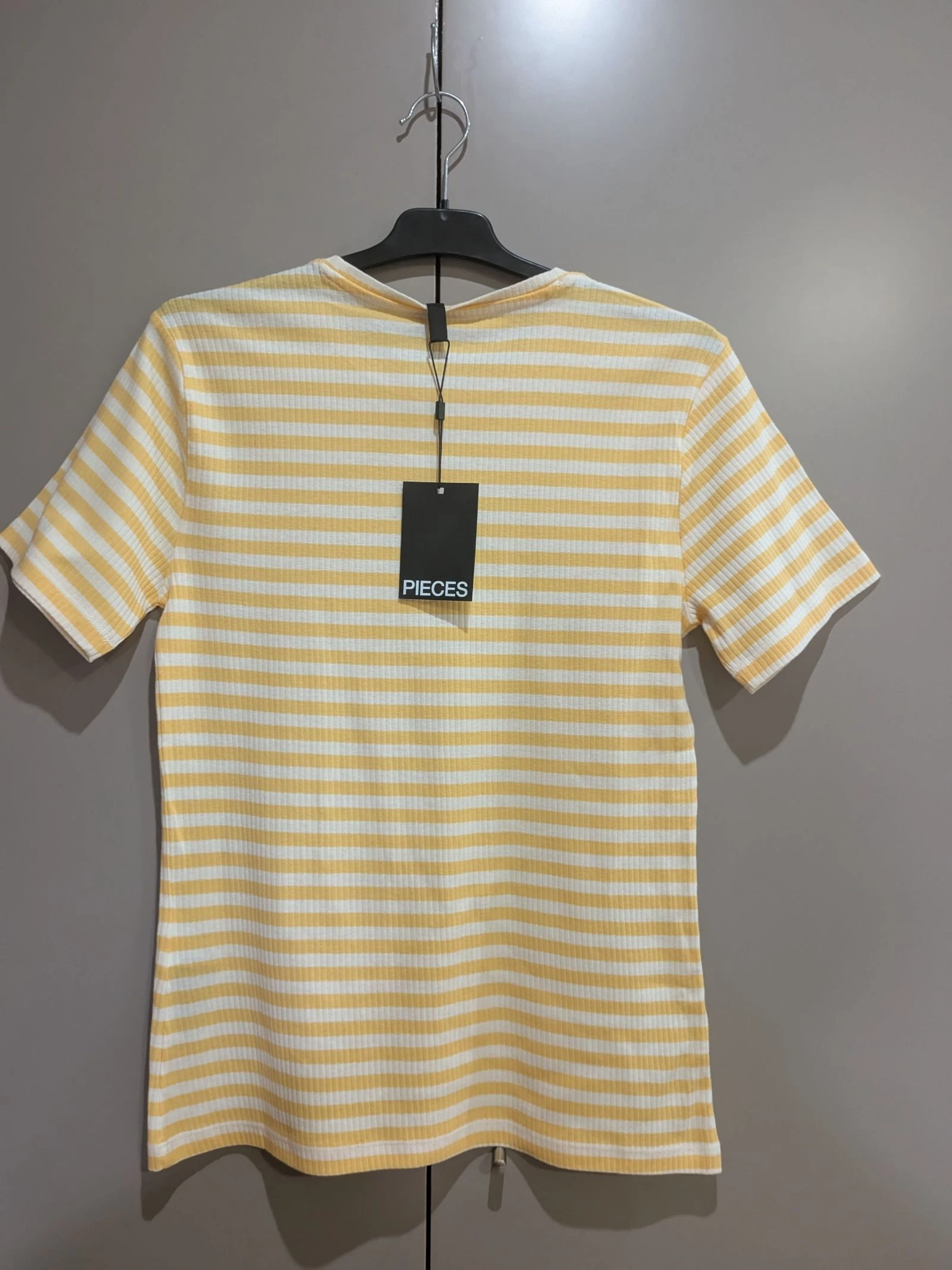 Camiseta de Listras Amarelas e Brancas de Malha Canelada tamanho G da Pieces – photo 4